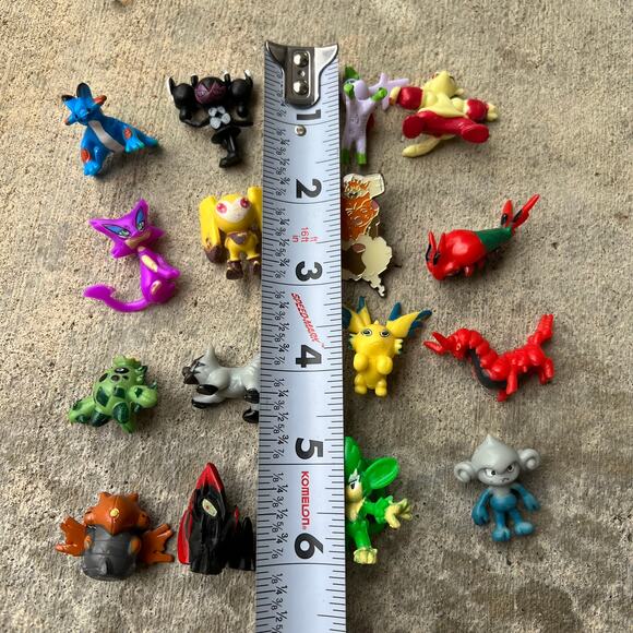 Pokemon 15 Figurines and 1 Pokemon 2018 Pin Bundle - Picture 2 of 4